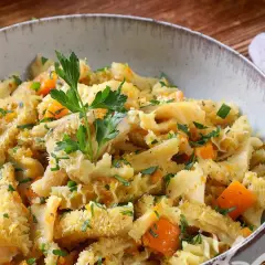 Trippa ricetta della nonna in ciotola, con carote e prezzemolo fresco. Un piatto tradizionale che profuma di casa.