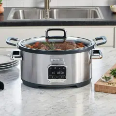 En Crock-Pot slow cooker med en köttbit och grönsaker. Perfekt för ett enkelt slow cooker recept.