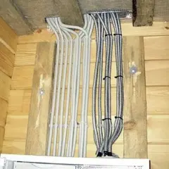 Przygotowanie do układania przewodów elektrycznych pod tynkiem w drewnianej konstrukcji.