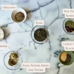 Idealne przyprawy do spaghetti: oregano, bazylia, czosnek, cebula, rozmaryn, tymianek, nasiona kopru i pieprz.
