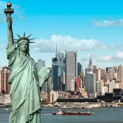 Statua Wolności i panorama Nowego Jorku. Marzenie o wycieczce do USA na własną rękę staje się rzeczywistością.