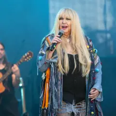 Maryla Rodowicz śpiewa "Wielka woda", w tle gitarzysta.