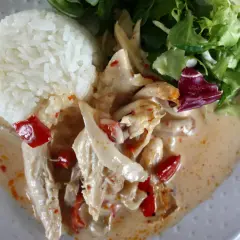 Kyckling i krämig sås med ris, sallad och en touch av kyckling mango chutney.