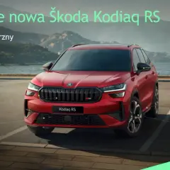 Czerwona, nowa Škoda Kodiaq RS z czarnymi detalami, błyszczącymi relingami dachowymi i 20-calowymi felgami.