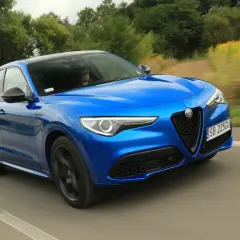 Niebieskie Alfa Romeo Stelvio na drodze. Poznaj jego wymiary i poczuj wolność jazdy.
