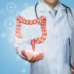 Lekarz prezentuje model jelita grubego, symbolizujący diagnostykę i skuteczne sibo leczenie.