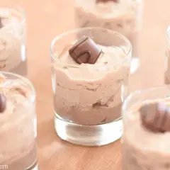 Cremige Desserts in Gläsern, garniert mit einem Stück Kinder Bueno. Diese Kinder Bueno Creme ist ein Genuss!