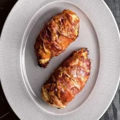 Två saftiga kycklingfiléer inslagna i bacon, perfekt tillagade i airfryer.