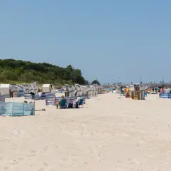 Kołobrzeg plaża wschodnia czy zachodnia – która jest lepsza dla rodzin?