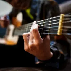 Czy nauka gry na gitarze jest trudna? Oto wyzwania i rozwiązania