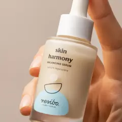 Dłoń trzyma serum Resibo Skin Harmony. W składzie znajdziesz alantoinę, która koi skórę.