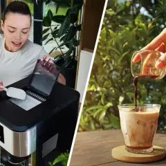 Kobieta nabiera lód z maszyny, by przygotować orzeźwiający iced latte.