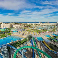 Wodne szaleństwo w Hawaii Paradise Aqua Park Resort: zjeżdżalnie, baseny i palmy pod błękitnym niebem.