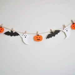Festosa ghirlanda di zucche, fantasmi e pipistrelli, perfetta per le decorazioni Halloween fai da te bambini.
