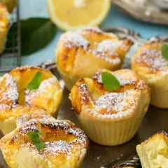 Deliziosi budini di riso in stampini, spolverati di zucchero a velo e guarniti con menta. Un assaggio di dolcezza.