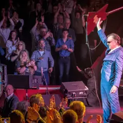 Joe Bonamassa tackar publiken med sin gitarr höjd. Ett kommande evenemang med Joe Bonamassa blir garanterat en succé!