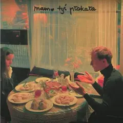 Sanah jako dziecko, siedzi przy stole z mężczyzną. Na stole jedzenie i napoje.