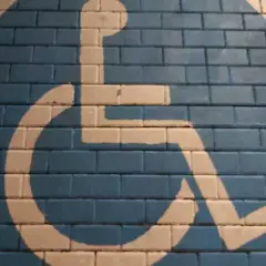 Do jakich znaków może nie stosować się osoba niepełnosprawna w ruchu drogowym?