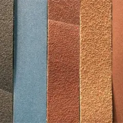 Bandes de grain papier à poncer de différentes couleurs et textures, prêtes pour le ponçage.