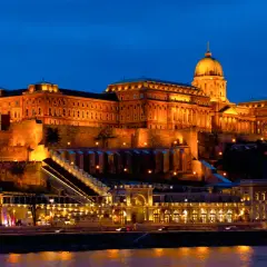 Zamek Królewski w Budapeszcie nocą, oświetlony ciepłym blaskiem. Sprawdź cennik zwiedzania!