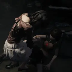 Dwie dziewczynki w mrocznym pokoju, jedna klęczy, druga leży. Scena jak z gry **Fatal Frame**.