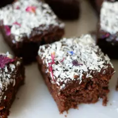 Små bitar av saftiga kärleksmums utan mjölk, toppade med chokladglasyr, kokosflingor och vackra blomblad.