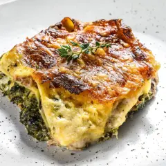 Herzhafte Lasagne mit Spinat und Käse überbacken, ein köstliches Gericht für Ihre Spinat Rezepte Sammlung.