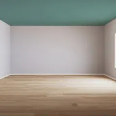 Leeres Zimmer mit hellem Holzboden und einem Fenster mit Blick auf grüne Bäume. Tolle Ideen für ein kleines Schlafzimmer streichen: eine Wand in hellem Grau, die Decke in einem beruhigenden Türkis.