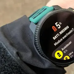 Suunto Vertical Test: Niedriger Akkustand (5h) mit Optionen für Ausdauer (6h) und Ultra (8h) Modus.