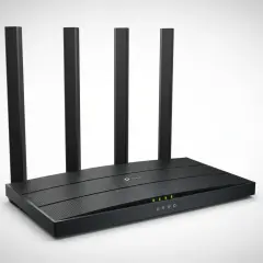 Czarny router Wi-Fi z czterema antenami, idealny do domu. Zastanawiasz się, jaki router do domu wybrać? Ten model oferuje stabilne połączenie.