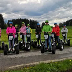 Eine Gruppe von Menschen steht auf Segways, die eine einfache Art der Fortbewegung darstellen.