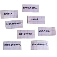 Karty z nazwami ról w grze: Narrator, Mafia, Mieszkaniec, Detektyw, Lekarz. Kto ma jaki **role w mafii**?