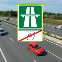 Znak autostrady i znak końca winiety na tle czeskiej autostrady z samochodami.