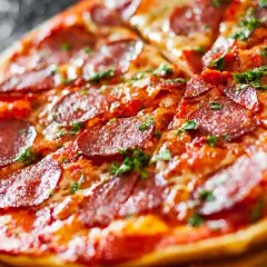 Pyszna pizza bez drożdży z pikantnym salami i posypką z ziół, idealna na szybki obiad.