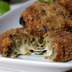 Polpette di melanzane calabresi dorate e croccanti, con un cuore filante di formaggio.