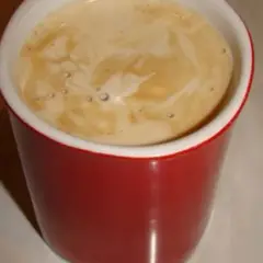 Kawa z mlekiem w czerwonym kubku. Tak się robi inke, gdy chcesz zacząć dzień z energią.