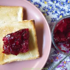 Pyszny dżem z czarnego bzu na tostach. Idealny na śniadanie, gdy szukasz prostych przepisów.