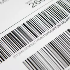 Zwei Barcodes, einer davon ein EAN 128, auf einem weißen Etikett.