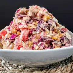 Sałatka kebab: przepis na hit imprezy! Warstwowa czy mieszana?