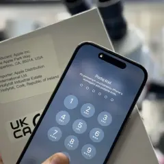 iPhone 15 zablokowany po wymianie baterii. Sprawdzamy, ile kosztuje wymiana baterii w iPhone 15.