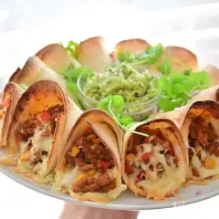 Pyszne rożki z tortilli na zimno, wypełnione mięsem mielonym, warzywami i serem, podane z guacamole.
