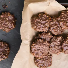 Pyszne ciastka bez pieczenia oblane czekoladą z orzechami. Idealne na szybką przekąskę.