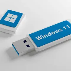 Pendrive z logo Windows 11, gotowy do instalacji systemu. Rufus pomoże Ci przygotować bootowalny nośnik.