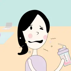 Donna con espressione perplessa tiene un bicchiere con la scritta "ÚNICO", forse per il beta alanina formicolio.