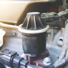 Dettaglio di una valvola EGR nel vano motore, pronta per la pulizia.