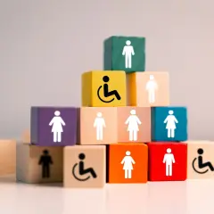 Klocki symbolizujące ludzi i osoby na wózkach. Umiarkowany stopień niepełnosprawności jest częścią społeczeństwa.