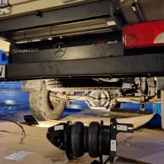 Componentes de suspensión neumática listos para instalar en una Mercedes Sprinter 4x4.