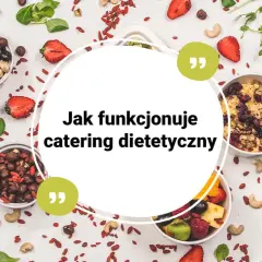 Białe kółko z tekstem "Jak funkcjonuje catering dietetyczny" otoczone miseczkami z owocami, orzechami i kiełkami.