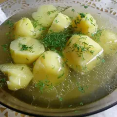 A miseczka pełna aromatycznego rosołu z ziemniakami i świeżym koperkiem. Idealny na chłodne dni.