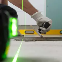 Jaką poziomicę laserową wybrać, by uniknąć błędów w pomiarach?